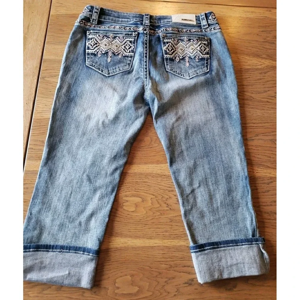 Sz 15 Jr Keya USA Women Easy Fit  Rhinestones Embroidered Cuff Capri Jean EUC - Picture 4 of 11